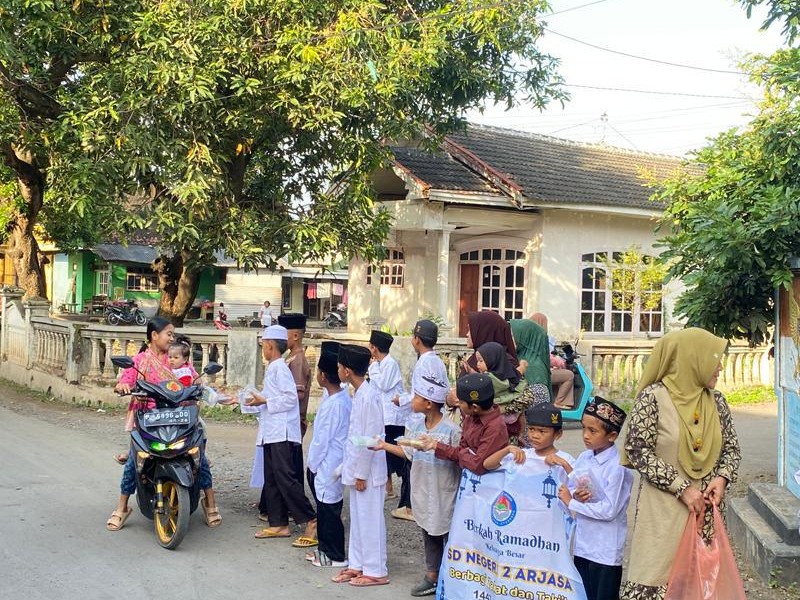 Kegiatan Pembagian Zakat Fitrah Siswa dan Bagi-bagi Takjil